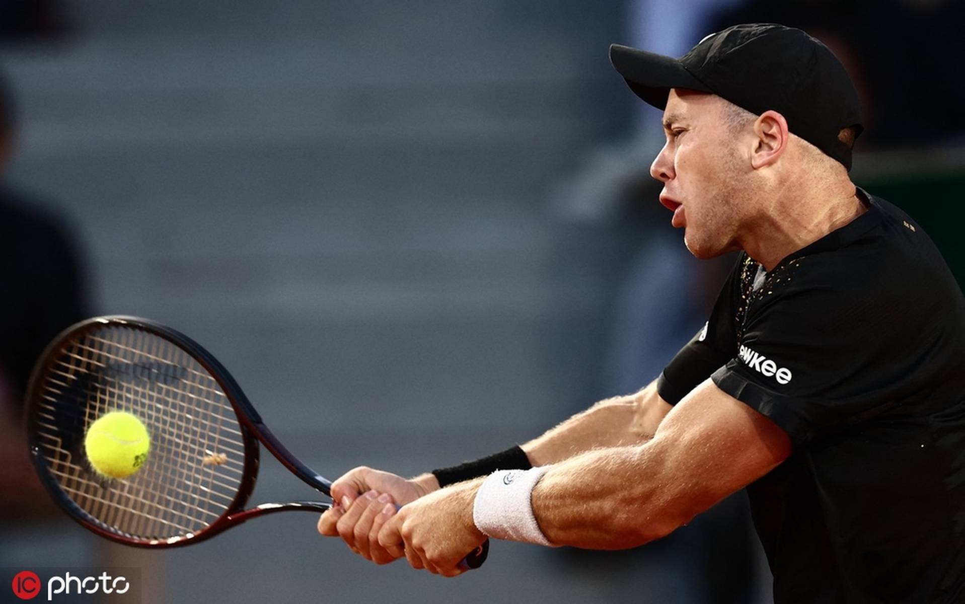 法网险胜戴维斯杯，梅德韦杰夫扛起全队