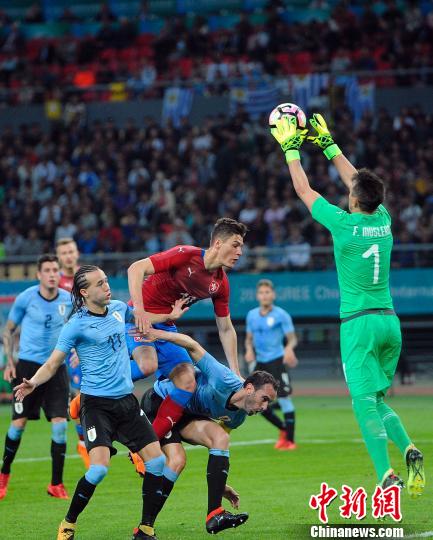 波兰鏖战奥地利，苏亚雷斯点燃赛场