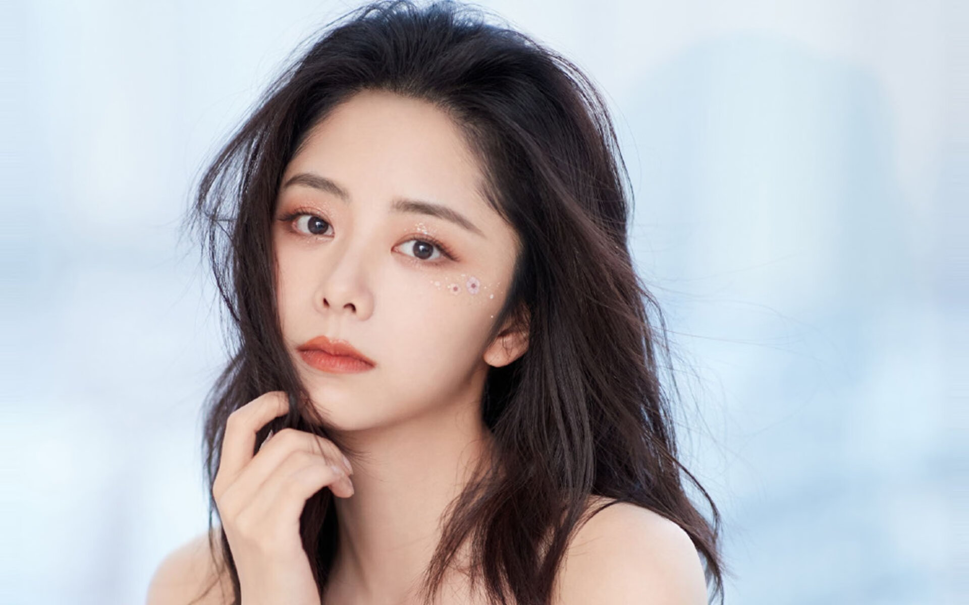 克瓦拉茨赫利亚的关键签名与利物浦的牙买加时差,足球时间褶皱里的双重奏